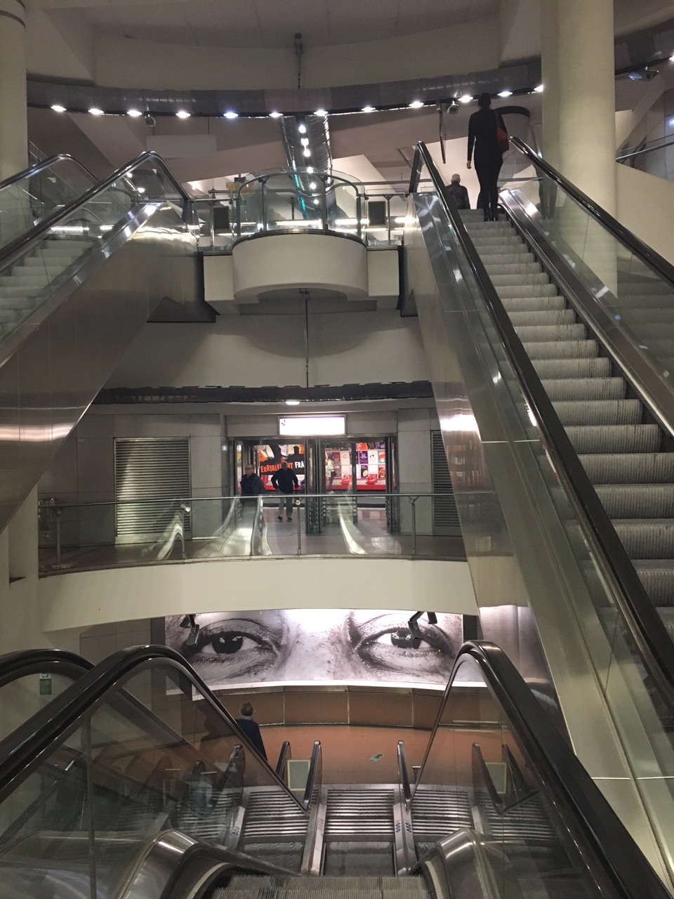 JR dans le métro